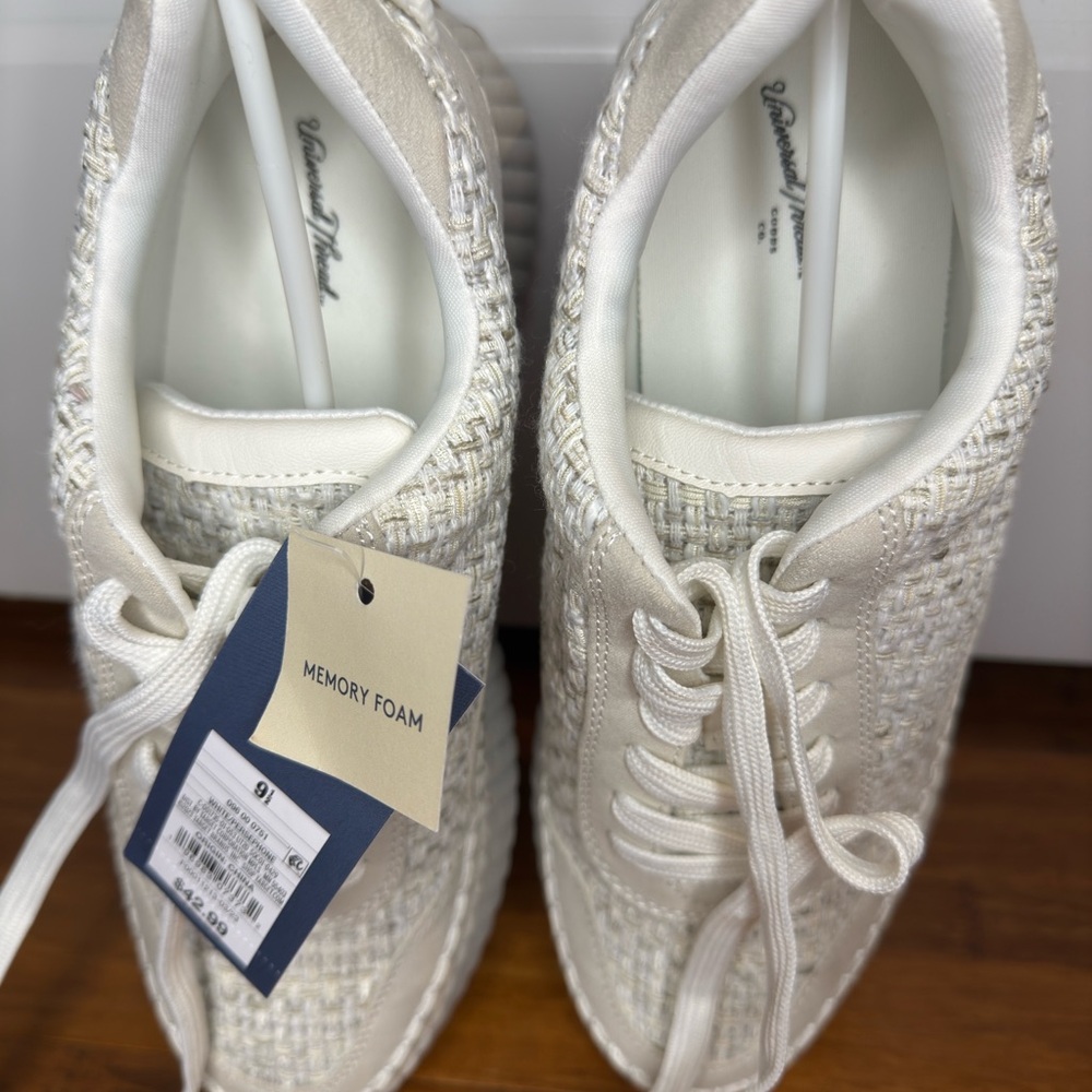 Universal Thread Cream and White Textured Sneakers 9.5